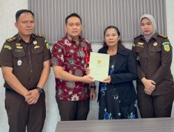 Kejari Asahan Kembalikan Sertipikat Tanah Kepada Herlina Hutauruk